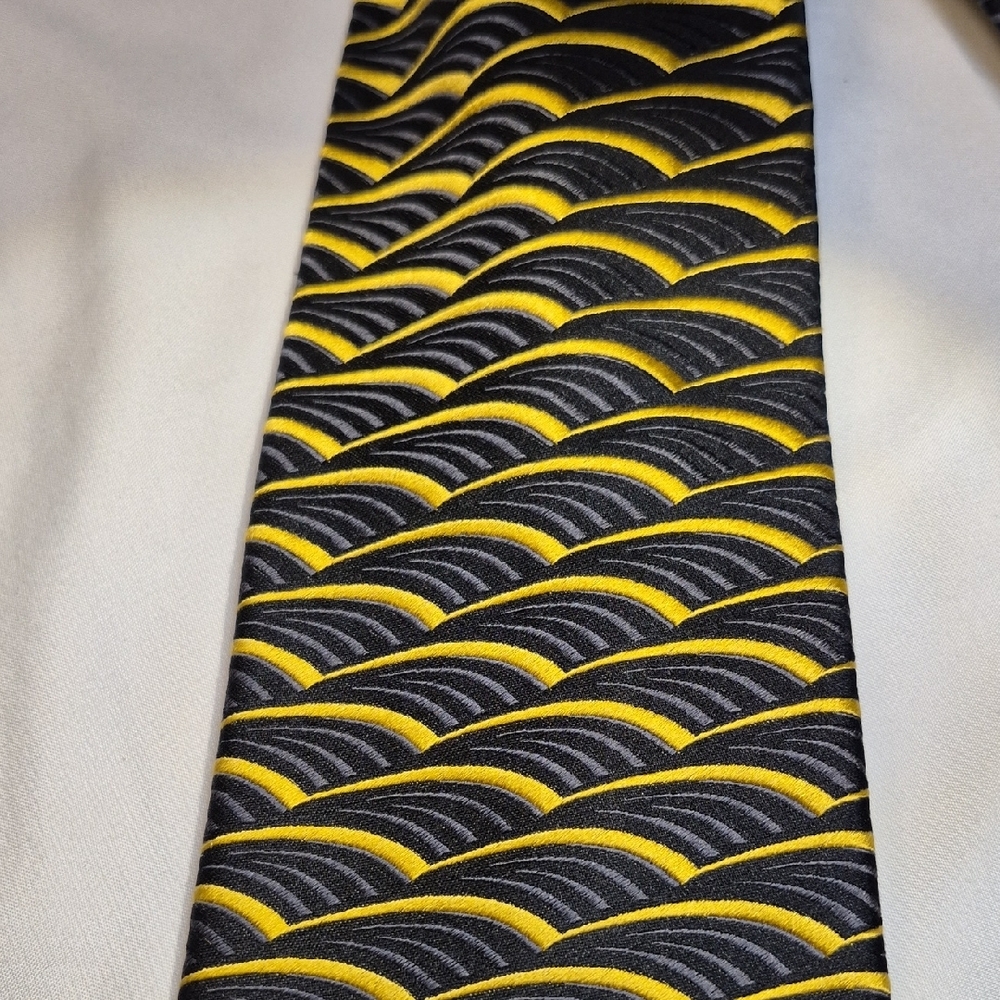 DeSantis Collection 100% Silk Gold and Black Mens Geometric Neck Tie - Picture 4 of 10